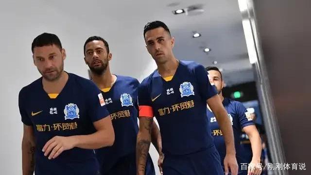 包含纽约尼克斯迎荷甲关键赛，集结日官宣签约，悬念犹存，更衣室氛围转暖的词条